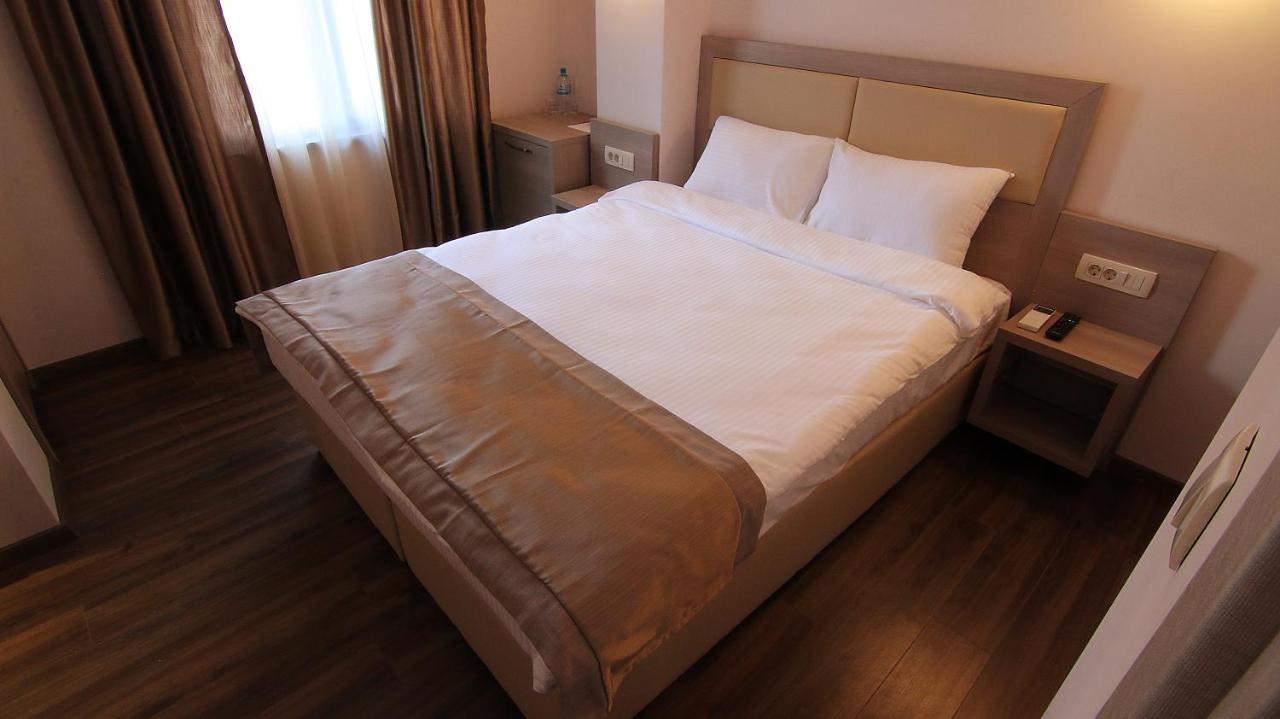 Hotel Vlaho Skopje Bagian luar foto